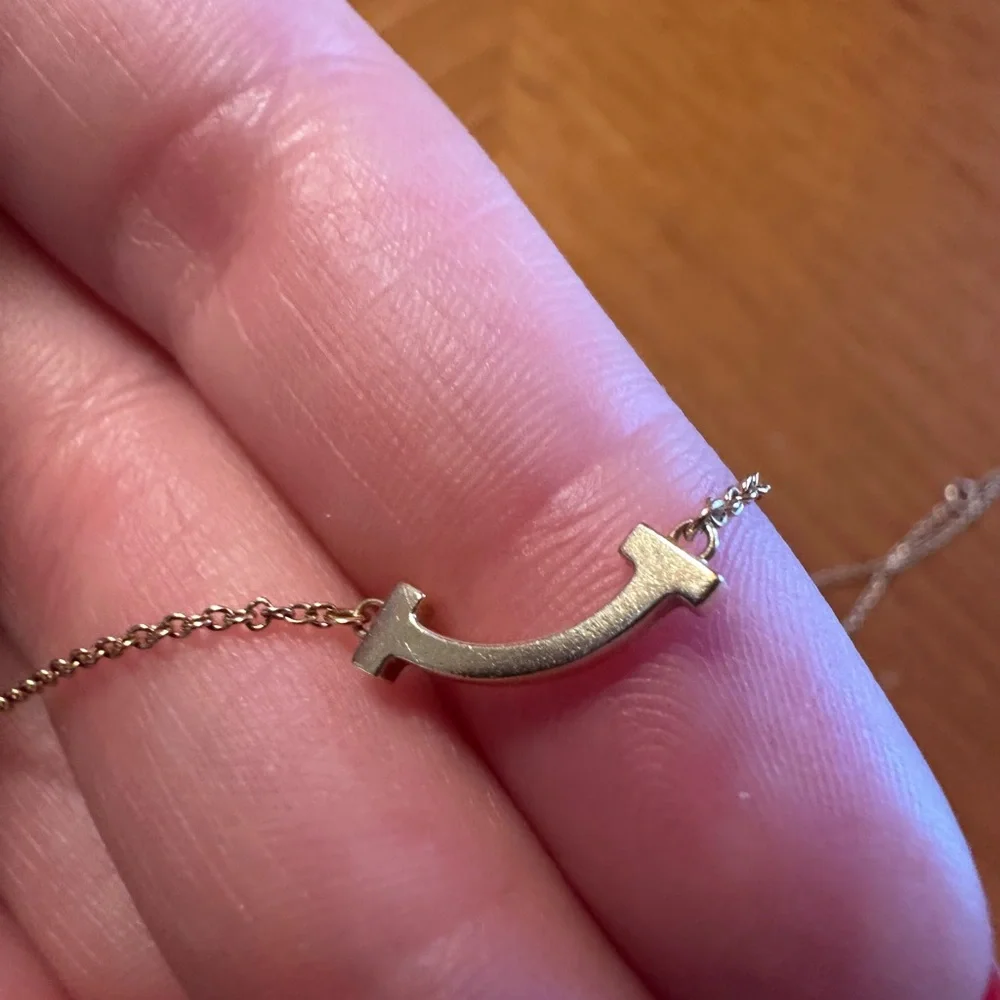 Mini Tiffany T Smile Pendant in Yellow Gold - Picture 4 of 6
